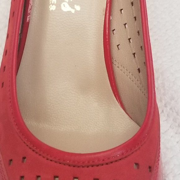 Low heels in luscious salmon color. - Picture 8 of 9